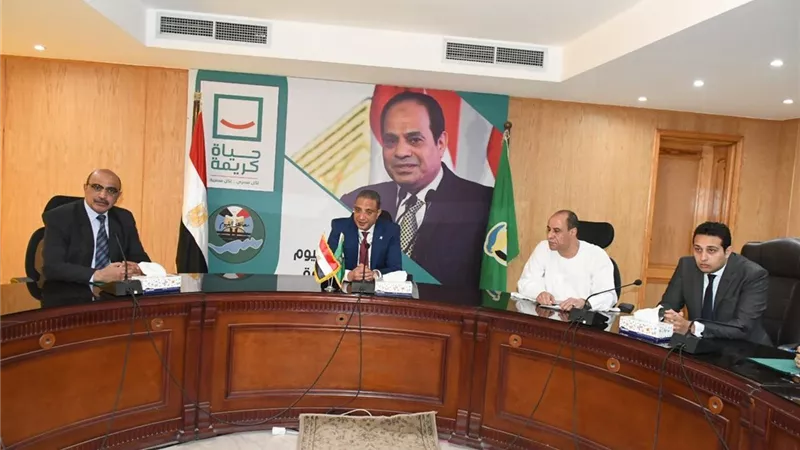 الانصاري يبحث شكاوى عزبة الشركة بقرية سيلا بالفيوم