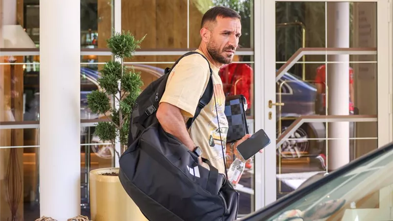 على معلول يغادر معسكر الاهلى بالنمسا للالتحاق بمنتخب بلاده