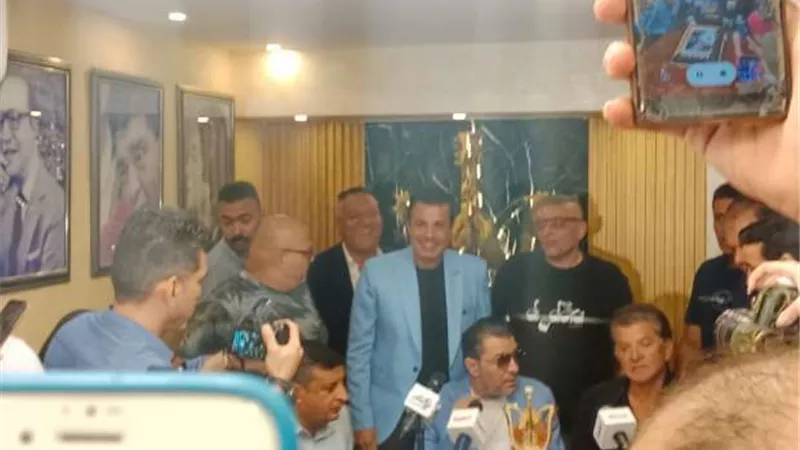 وصول نقيب الموسيقيين بـ لوك جديد داخل النقابة لتكريم وليد توفيق