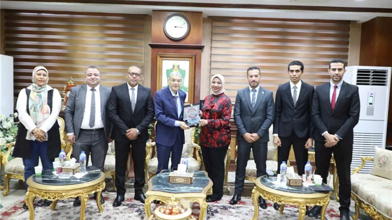 محافظ المنيا يؤكد سعى الدولة المصرية لتعزيز فرص الصناعة
