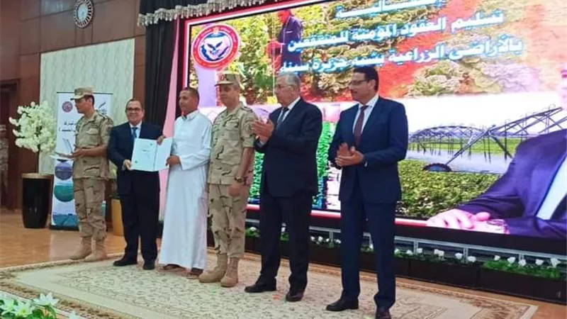 قيادة قوات شرق القناة تنظم احتفالية بمناسبة تسليم العقود للمنتفعين بالأراضى الزراعية من أبناء سيناء