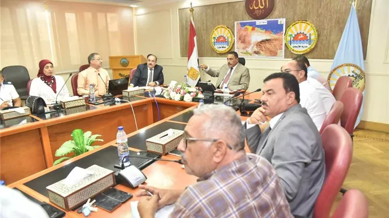 محافظ مطروح يناقش مقترح تصميم الموقف العمومي لمرسي مطروح