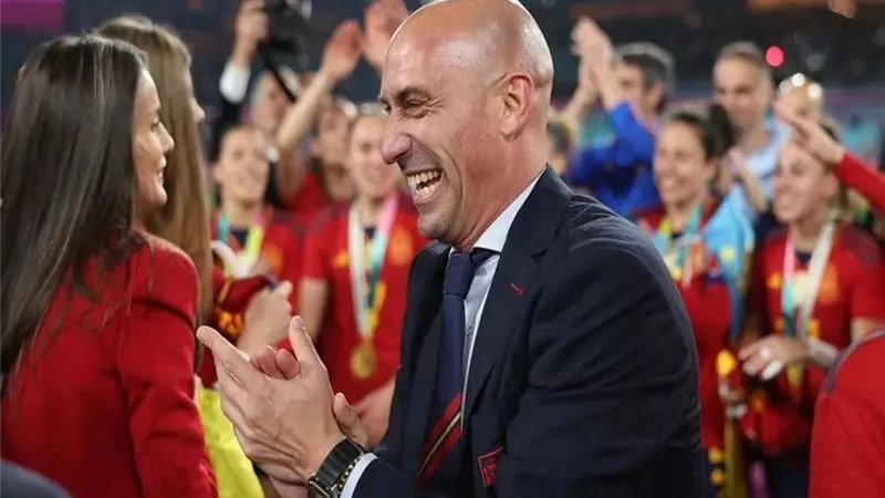 شاهد .. لاعبو منتخب اسبانيا يدعمون فريق السيدات ضد رئيس الاتحاد