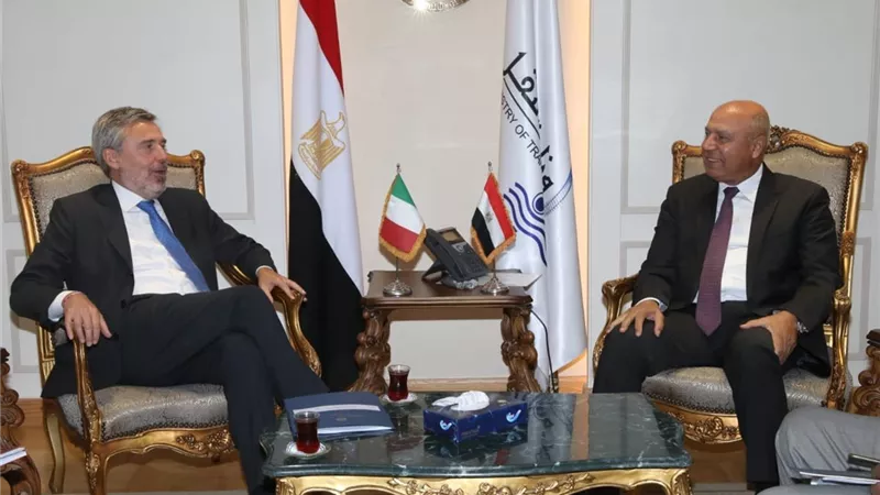 وزير النقل يبحث مع سفير إيطاليا مستجدات مشروع التذكرة الموحدة والكارت الذكي