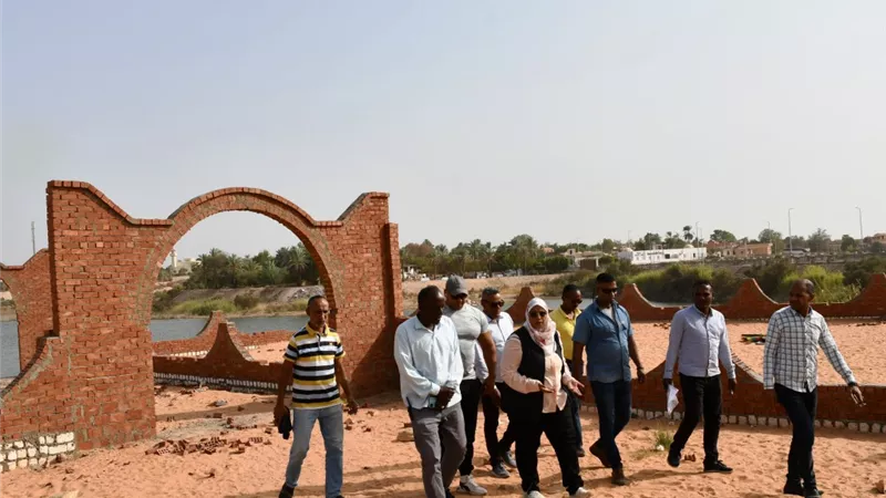 نائب محافظ أسوان تتفقد الأعمال الجارية بمشروع الممشى السياحى