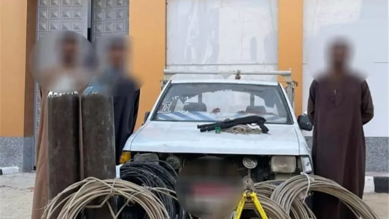 القبض على حرامية الأسلاك الكهربائية بالأقصر