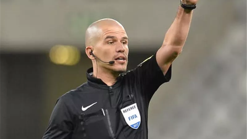 فيكتور جوميز مراقباً لمباراة السوبر بين الأهلي وإتحاد العاصمة