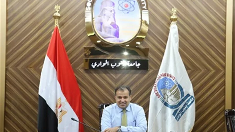 رئيس جامعه جنوب الوادي يجتمع بالعاملين بإدارة العلاقات العامة