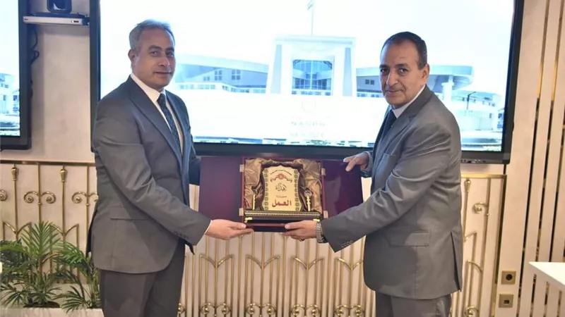 وزيرالعمل يزور أكبر مجمع للإصدارات الذكيةوالمؤمنةفي الشرق الأوسط