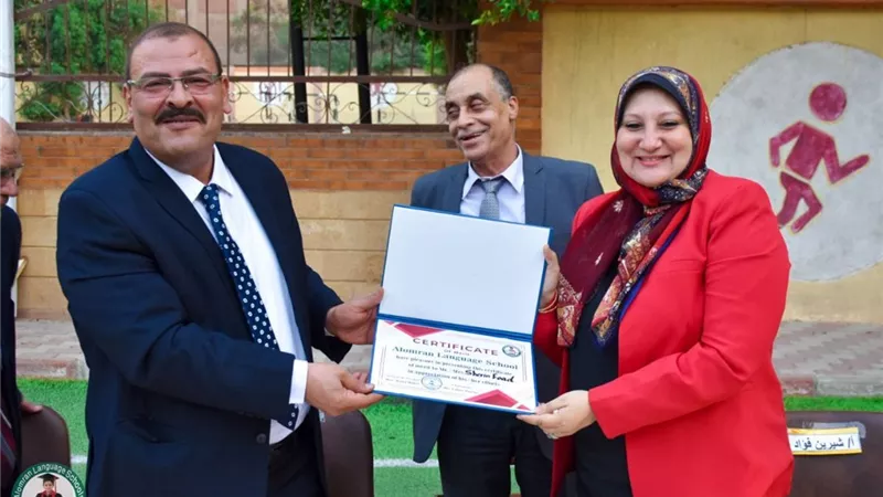 مدارس العمران تكرم اوائل الاعدادية بحضور مدير عام الهرم