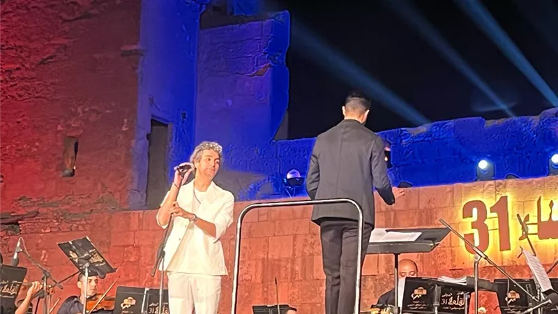 محمد محسن يشعل حفل مهرجان القلعة..بالتصفيق الحار