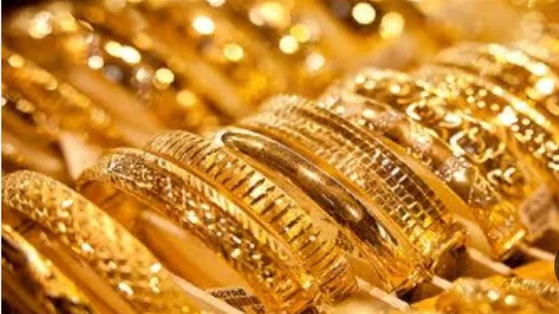 الجار الخائن سرق عملات أجنبية ومشغولات ذهبية من شقة جارته بالمنيا