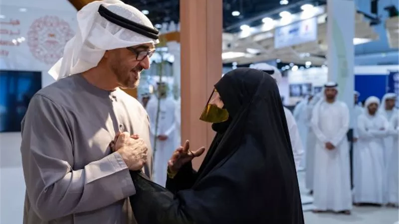 رئيس الإمارات يتفقد أجنحة معرض ابو ظبي الدولي للصيد والفروسية
