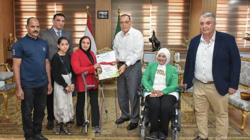 محافظ الشرقية يُكرم بطلة رفع الأثقال ريحاب أحمد رضوان
