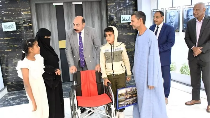 محافظ أسوان يكرم أسرة الفقيد جمال محمود تقديراً لتفانيه فى عمله