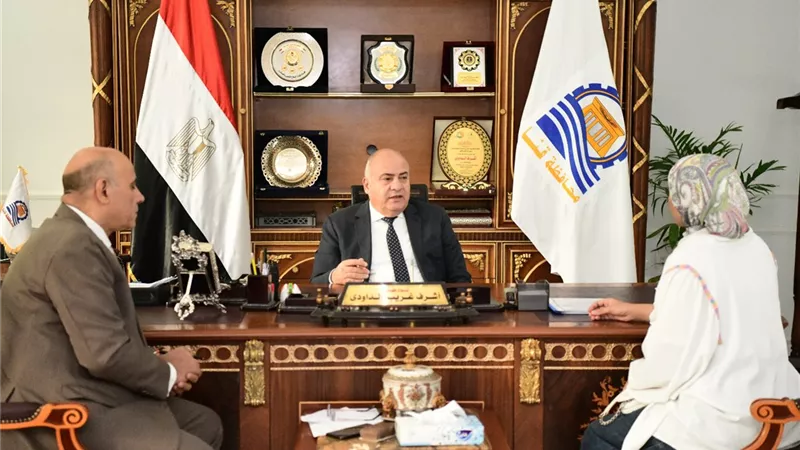 محافظ قنا والسكرتير العام يستقبلان 65مواطنا لبحث شكاواهم ومطالبهم
