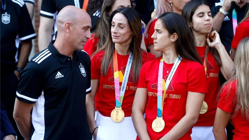 لاعبة منتخب إسبانيا تتقدم بشكوى رسمية ضد لويس روبياليس