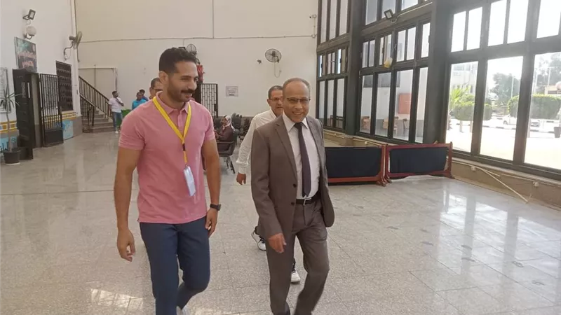 نائب رئيس جامعة القناة يتفقد مكتب تنسيق الدبلومات الفنية