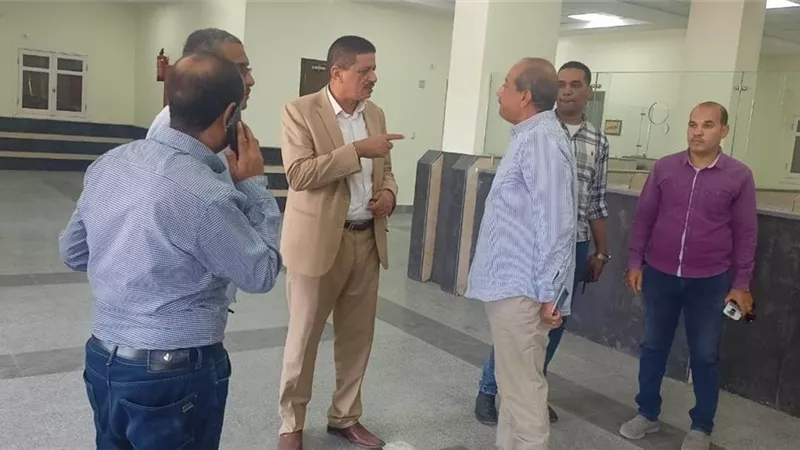 سكرتير مساعد أسيوط يتابع تنفيذ مجمعات خدمات المواطنين بمركز أبنوب