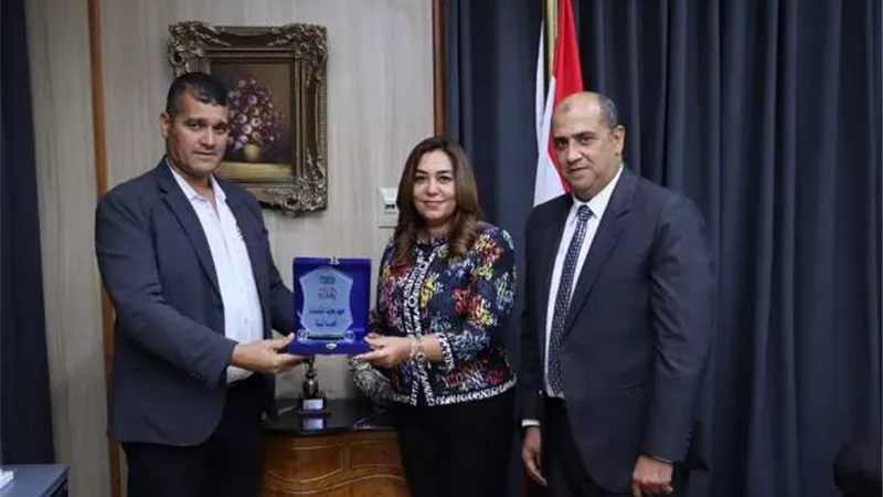 محافظ دمياط تتابع نتائج القوافل البيطرية بقرى المحافظة
