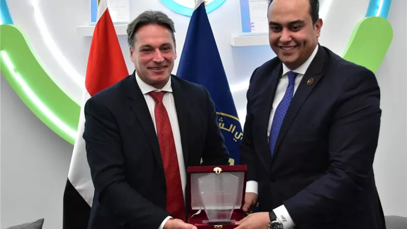 رئيس هيئة الرعاية الصحية يبحث التعاون مع باير علاج مرضى الأورام والكُلى