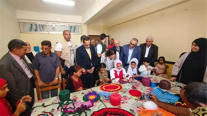 الكيلاني تتفقد ورش الفنون التشكيلية والخرز والكوريشية بالشيخ زويد