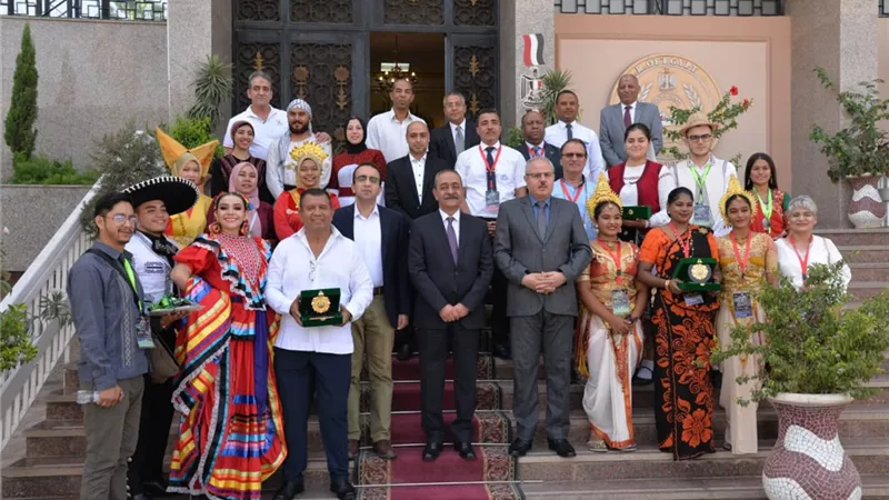 محافظ الإسماعيلية يكرم المشاركين في مهرجان الفنون الشعبية