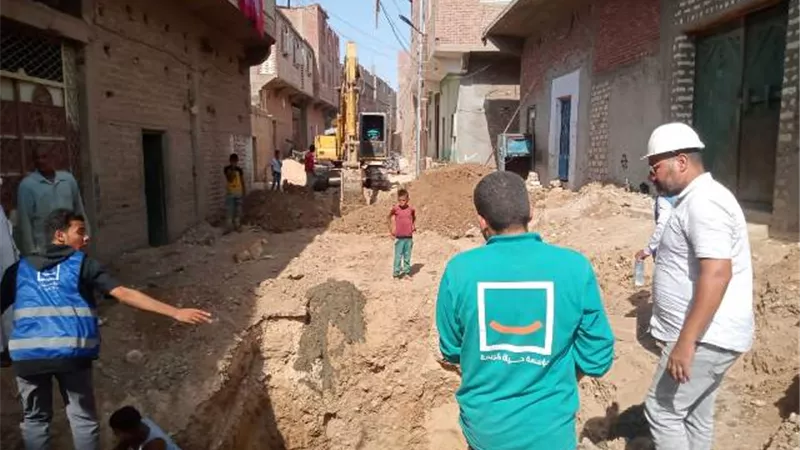 توزع مياه معدنية على المواطنين في دشنا