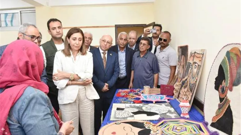 وزيرة الثقافة ومحافظ شمال سيناء يفتتحان معرضًا للحرف التراثية