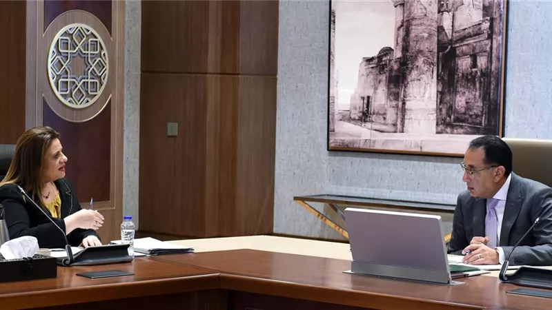 مدبولي يتابع مع وزيرة الهجرة عدداً من التيسيرات المقدمة للمصريين
