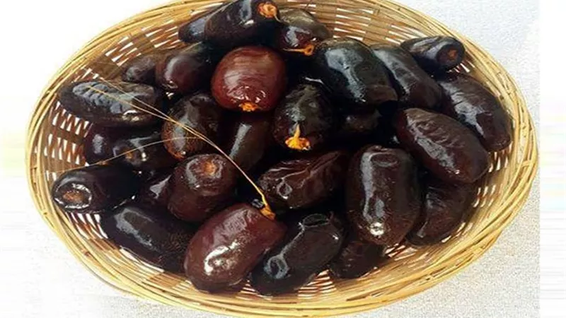 البلح الأسود الرطب يحتوى على عناصر غذائية هامة لصحتك.. اكتشفها