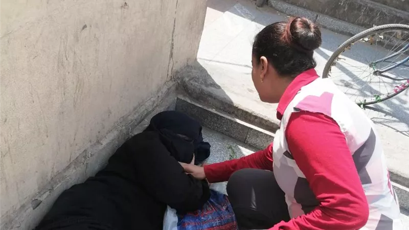 محافظ أسوان يوجه بتوفير الرعاية اسيدة بلا مأوى