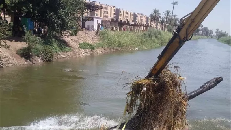 محافظ أسيوط يتابع تطهير الترع والمصارف لوصول المياه
