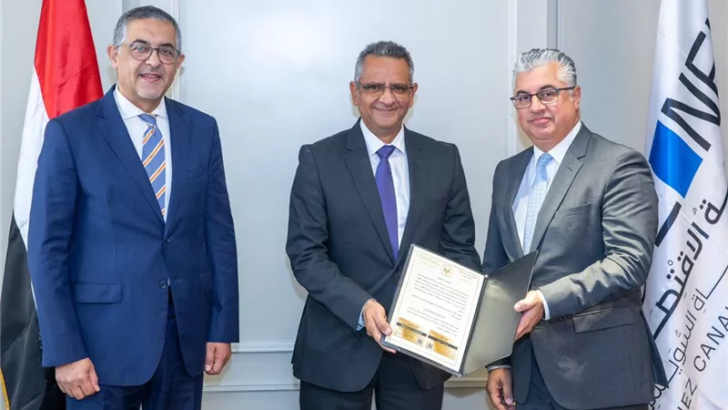 منح الرخصة الذهبية لمشروعات داخل المنطقة الصناعية بالسخنة