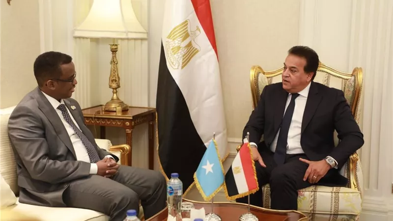 وزير الصحة يبحث التعاون مع وزير العمل الصومالي