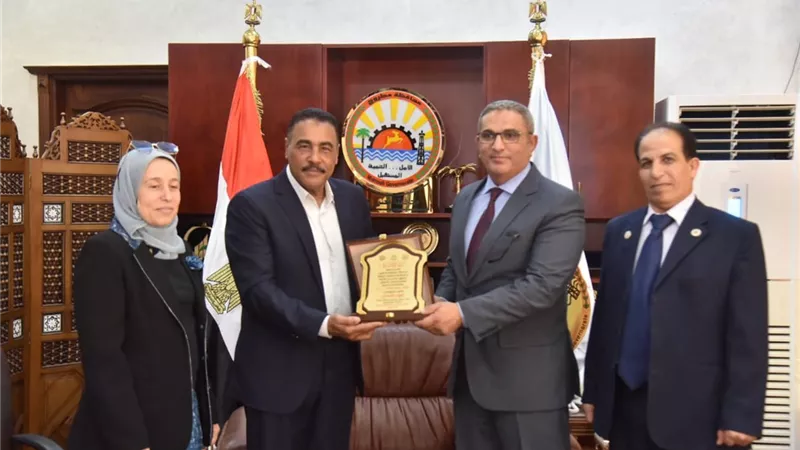250 شنطة مدرسية من شركة عجيبة للبترول لاطفال مطروح