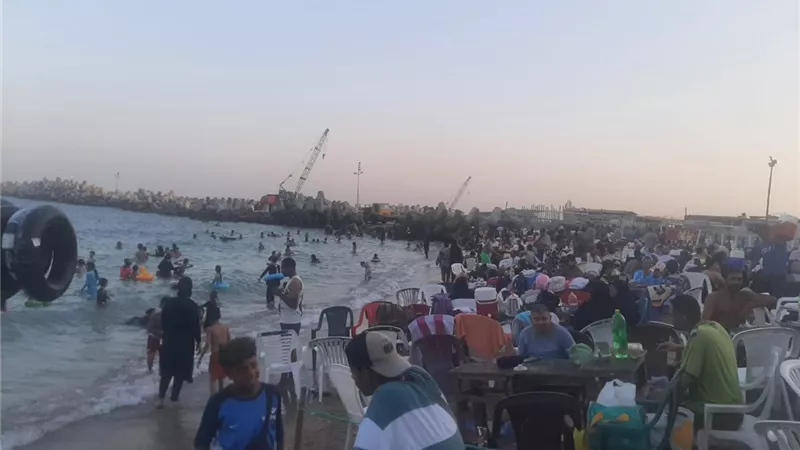 شاطئ ميامي ..كامل العدد بسبب الموجة الحارة