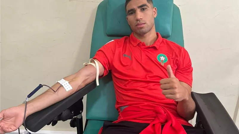 بالصور .. لاعبو المنتخب المغربي يتبرعون بالدم لضحايا الزلزال