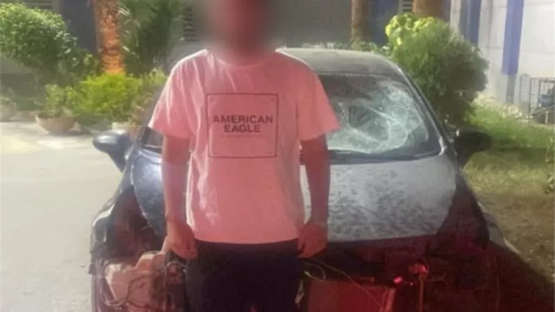 ملابسات صورة على الفيس بوك لسيارة بزجاج حاجب للرؤية وبدون لوحات