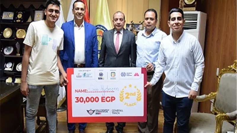 رئيس جامعة بنى سويف يكرم الطلاب الفائزين في مسابقة رالي مصر
