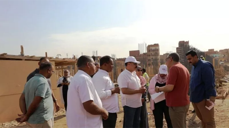 محافظ أسوان يتفقد معدلات التنفيذ بمشروعات إنشاء مجمعات المدارس