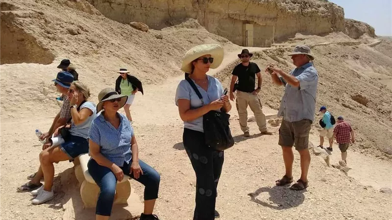 وفد متعدد الجنسيات يزور المناطق الأثرية بتل العمارنة وبنى حسن