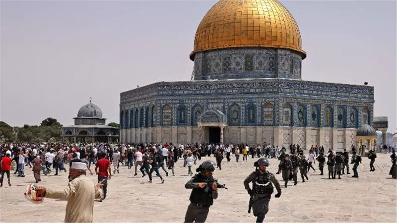 عشرات المستوطنين يقتحمون باحات الأقصى.. وقوات الاحتلال تعتقل 5 فلسطينين