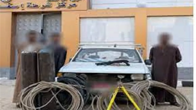 القبض على حرامية الأسلاك الكهربائية بالأقصر