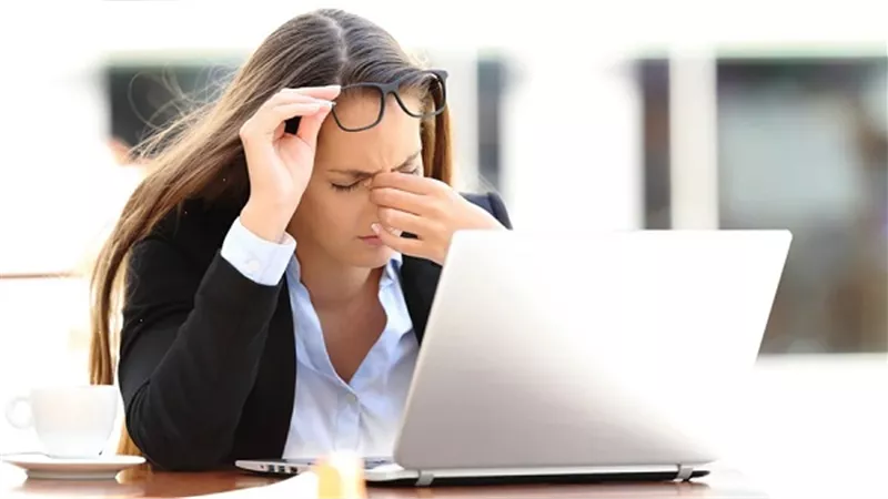 كيف تحمي عينيك من أضرار الأجهزة الإلكترونية ؟ إليك 4 نصائح