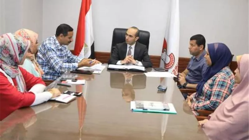 نائب محافظ سوهاج يعقد اجتماعا بأعضاء فريق مبادرة صوتك مسموع