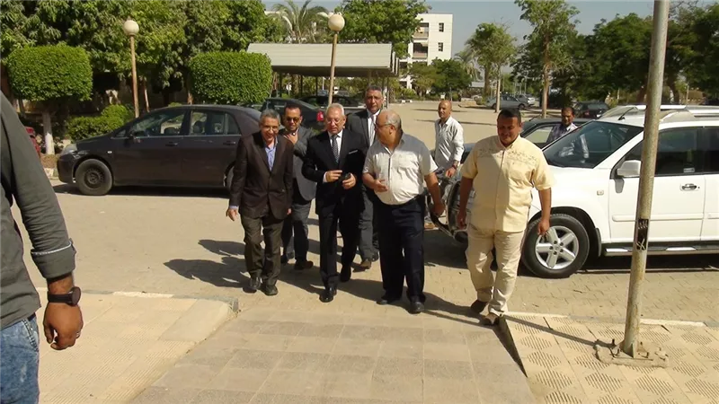 رئيس جامعة المنيا يتفقد انتظام إجراءات الكشف الطبي للطلاب الجدد
