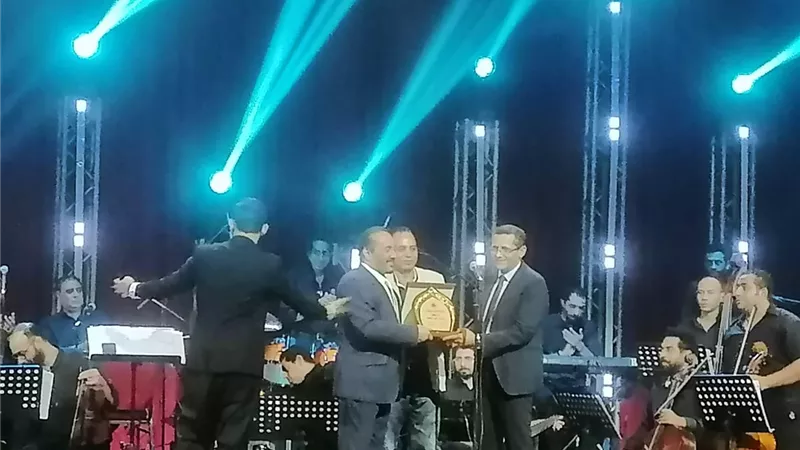 البلشي يهدي علي الحجار درع نقابة الصحفيين
