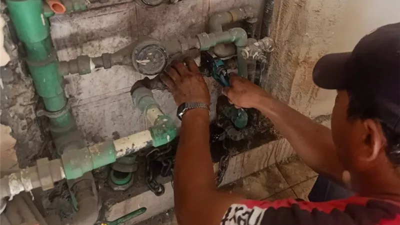 جهاز مدينة دمياط الجديدة يتصدى للتعديات على مرفق مياه الشرب