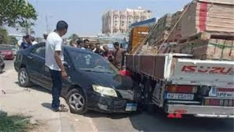إصابة 3 في تصادم سيارة نقل بملاكى فى منشأة القناطر بالجيزة